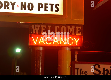 Route 66 posto vacante al neon, Desert Hills Motel in Tulsa USA insegna al neon esterno motore classic court hotel Foto Stock