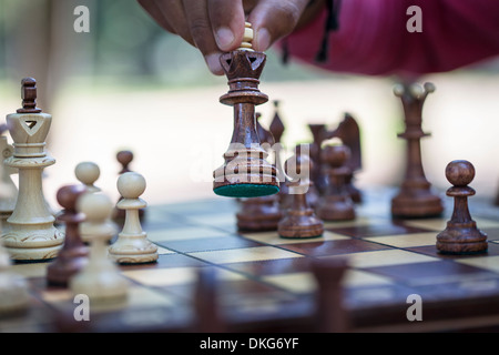 Movimento a mano pezzo degli scacchi a bordo, close up Foto Stock