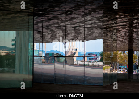 Riflessioni Nel Museu Blau - Blu, Museo di Storia Naturale e il Museo delle Scienze, Barcellona, in Catalogna, Spagna Foto Stock