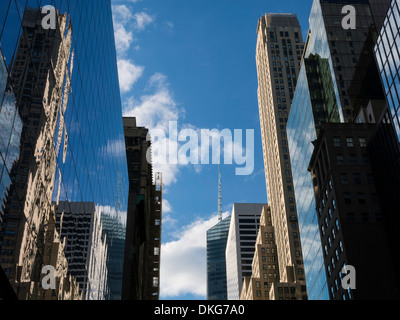 Grattacieli sulla 42nd Street a New York City Foto Stock