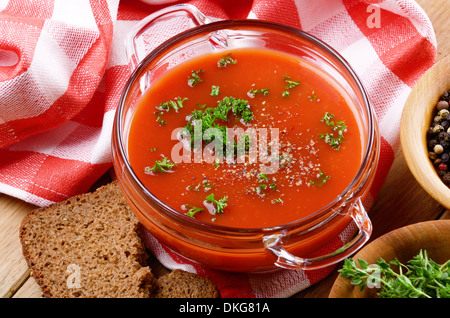 In casa di pomodoro Zuppa Gazpacho in recipiente di vetro. Mangiare sano concetto. Foto Stock