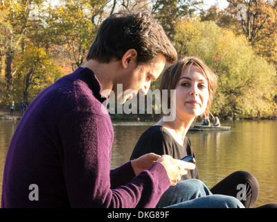 Coppia giovane godendo di un pomeriggio autunnale di Central Park, NYC Foto Stock