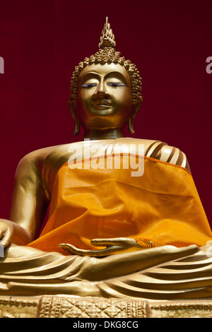 Statua di Buddha nel tempio di Wat Buppharam, Chiang Mai, Thailandia, Asia Foto Stock