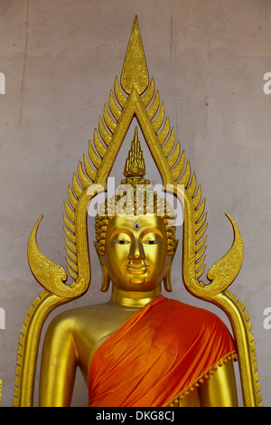 Statua di Buddha nel tempio di Wat Chedi Luang, Chiang Mai, Thailandia, Asia Foto Stock