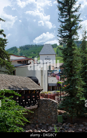 Il ponte coperto nel centro di Vail Colorado attraversa Gore Creek con i suoi famosi negozi e la mitica Torre dell Orologio vicino. Foto Stock