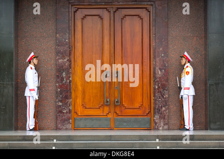 Le protezioni in uniforme, il Mausoleo di Ho Chi Minh, Hanoi, Vietnam Asia Foto Stock