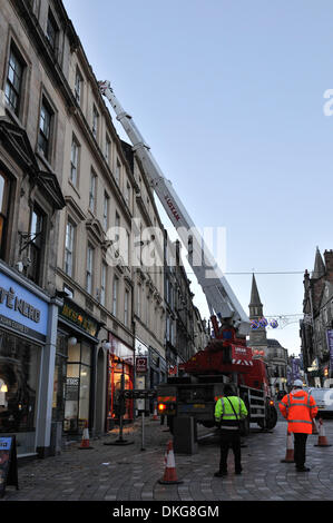 Stirling, in Scozia. 5ht Dec, 2013. I lavoratori della città di riparare un tubo di piombo che soffiava fuori del centro città blocco di appartamenti su King Street durante la tempesta. Le condizioni climatiche avverse spazza Scotland Credit: Andrew Steven Graham/Alamy Live News Foto Stock