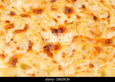 Maccheroni al forno e formaggio con una crosta close up Foto Stock