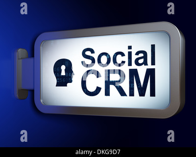 Il concetto di business: Social CRM e testa con toppa sul cartellone Foto Stock