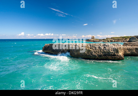 Puglia litorale con torre di avvistamento. Foto Stock