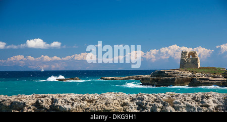 Puglia litorale con torre di avvistamento e yacht. Foto Stock