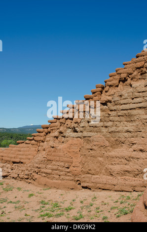 Migliaia di mattoni di adobe creare le pareti della quarta chiesa cattolica costruita in un insediamento lungo il fiume Pecos. Foto Stock