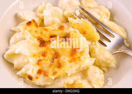 Maccheroni al forno e formaggio con una forcella Foto Stock