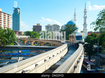 Treno monorotaia arriva in corrispondenza di una stazione ferroviaria di Kuala Lumpur in Malesia. Foto Stock