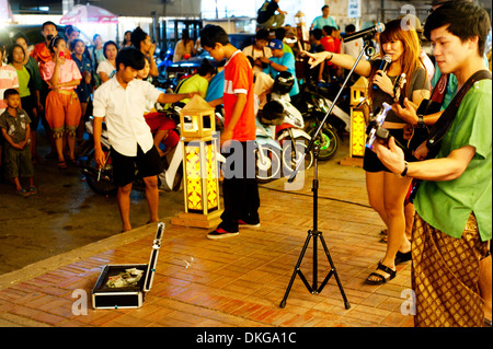 Unidentified musicisti di strada di eseguire durante la terra del re Narai festival in Lopburi, Thailandia Foto Stock