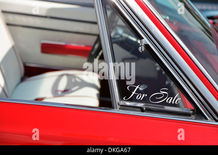 Un "in vendita" la decalcomania su un vintage convertibili in una classic car show, STATI UNITI D'AMERICA Foto Stock