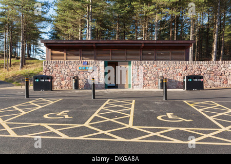 Parcheggio Disabili baie al di fuori di un blocco servizi igienici nel recentemente rinnovato il parco auto nella foresta Newborough Isola di Anglesey North Wales UK Foto Stock