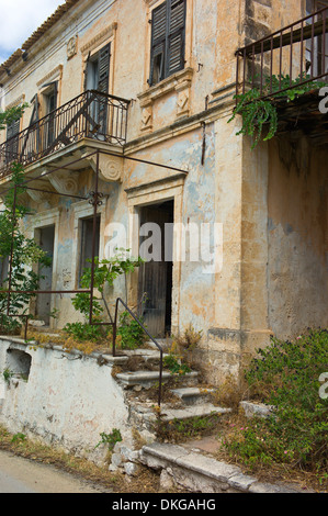 Gli edifici in rovina dopo il mese di agosto 1953 Terremoto in Assos, Cefalonia, Grecia Foto Stock