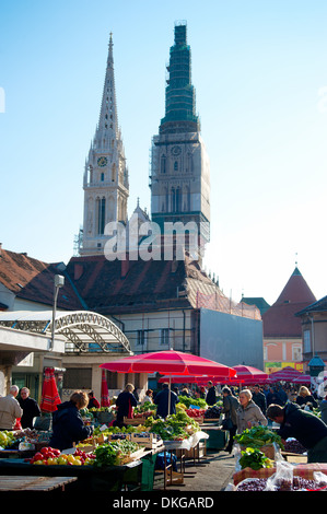 Negozio di residenti presso il mercato Dolac a Zagabria in Croazia. Foto Stock