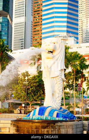 Il Merlion fontana sgorga acqua antistante il centro cittadino di Singapore. Foto Stock