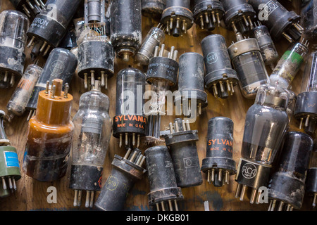 Una collezione di vintage tubi a vuoto in una seconda mano ai concessionari store in New York Foto Stock