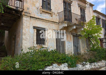 Gli edifici in rovina dopo il mese di agosto 1953 Terremoto in Assos, Cefalonia, Grecia Foto Stock