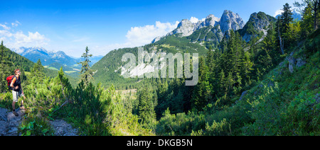 Woman Mountain escursioni presso il Gosaukamm, Stato di Salisburgo, Austria Foto Stock