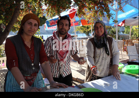 Tre gli abitanti di un villaggio rendendo gozleme in Halfeti, Sanliurfa provincia, a sud est della Turchia Foto Stock