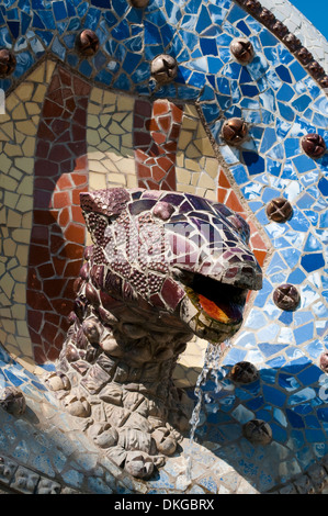 Dragon fontana all'entrata, Parco Guell, Barcellona, in Catalogna, Spagna Foto Stock