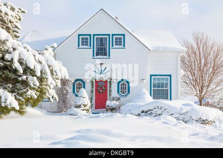 Tradizionale vecchio North American house decorato per il Natale. Foto Stock