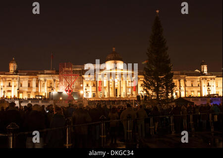 Londra, Regno Unito. 5 Dic, 2013. La folla di spettatori attendono fuori del portico del National Gallery in Trafalgar Square per la cerimonia di illuminazione dell albero di Natale, dotati di ogni anno a partire dal 1947 dal popolo della Norvegia. Credito: Malcolm Park editoriale/Alamy Live News Foto Stock