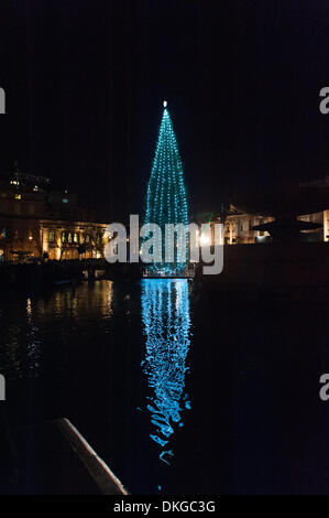 Trafalgar Square, Londra, Regno Unito. Il 5 dicembre 2013. L'albero di Natale è acceso in Trafalgar Square. La struttura ad albero è una tradizione che ha avuto inizio nel 1947, quando il popolo della Norvegia ha dato una struttura a Londra in memoria dell'aiuto dato alla Norvegia nella WW2. Credito: Matteo Chattle/Alamy Live News Foto Stock