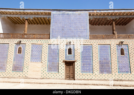 Pareti piastrellate in harem, Tash Khauli, noto anche come Tosh Hovli, Ichan Kala, Khiva, Uzbekistan Foto Stock