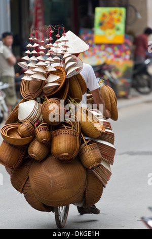 Venditore ambulante di cestelli nel quartiere vecchio di Hanoi, Vietnam Foto Stock