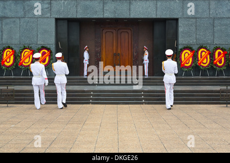 Cambio della guardia al Mausoleo di Ho Chi Minh ad Hanoi, Vietnam Foto Stock