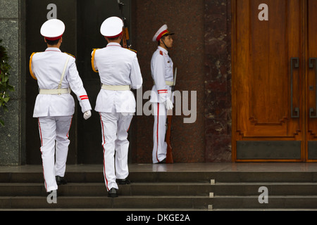 Cambio della guardia al Mausoleo di Ho Chi Minh ad Hanoi, Vietnam Foto Stock