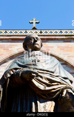 Statua di Monseigneur Freppel davanti alla Chiesa Saints Pierre et Paul di Obernai, Alsazia, Francia Foto Stock