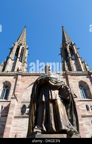 Statua di Monseigneur Freppel davanti alla Chiesa Saints Pierre et Paul di Obernai, Alsazia, Francia Foto Stock