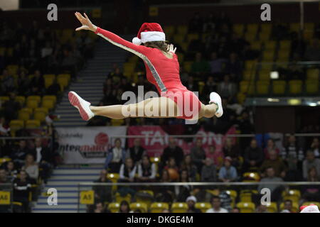 Gdynia, Polonia 5th, Dicembre 2013 Intermarche Basket Cup . Asseco Gdynia v Anwil Wloclawek gioco a Gdynia palazzetto dello sport a Gdynia. Gdynia Cheerleaders vestito come Santa clausole compie durante il tempo di emisaturazione. Credito: Michal Fludra/Alamy Live News Foto Stock
