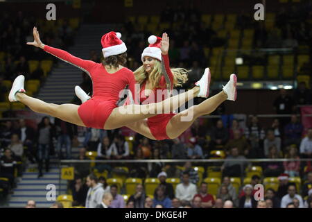 Gdynia, Polonia 5th, Dicembre 2013 Intermarche Basket Cup . Asseco Gdynia v Anwil Wloclawek gioco a Gdynia palazzetto dello sport a Gdynia. Gdynia Cheerleaders vestito come Santa clausole compie durante il tempo di emisaturazione. Credito: Michal Fludra/Alamy Live News Foto Stock