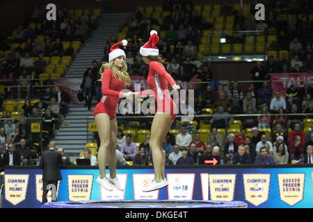 Gdynia, Polonia 5th, Dicembre 2013 Intermarche Basket Cup . Asseco Gdynia v Anwil Wloclawek gioco a Gdynia palazzetto dello sport a Gdynia. Gdynia Cheerleaders vestito come Santa clausole compie durante il tempo di emisaturazione. Credito: Michal Fludra/Alamy Live News Foto Stock