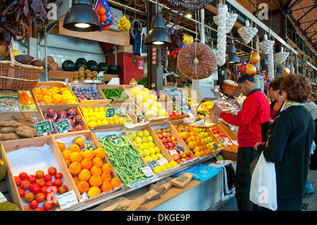 Negozio di frutta. San Miguel mercato, Madrid, Spagna. Foto Stock