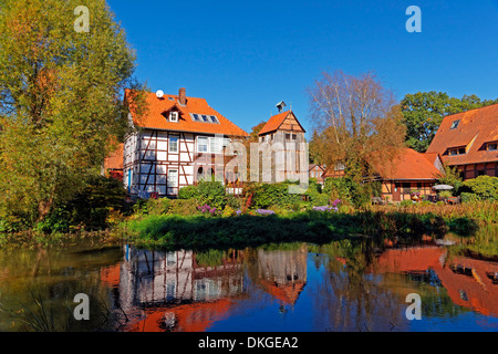 Monastero Wienhausen e Muehlenkanal, Wienhausen, Bassa Sassonia, Germania, Europa Foto Stock
