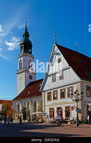 Stadtkirche St. Marien e il vecchio municipio, Celle, Bassa Sassonia, Germania, Europa Foto Stock