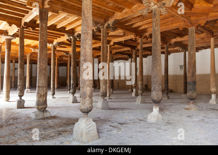 Interno della moschea Juma, noto anche come Juma Masjidi Va Minorasi, Ichan Kala, Khiva, Uzbekistan Foto Stock