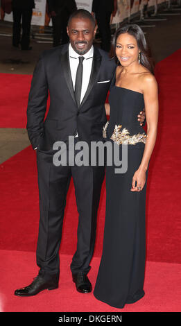 Londra, UK, 5 dicembre 2013 Idris Elba (L) e Naomie Harris arriva a Odeon Leicester Square per la Royal Film Performance di Mandela: una camminata lunga alla libertà Credito: Mike Valley/Alamy Live News Foto Stock