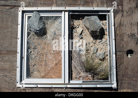 Vetro rotto sulla sabbia Foto Stock