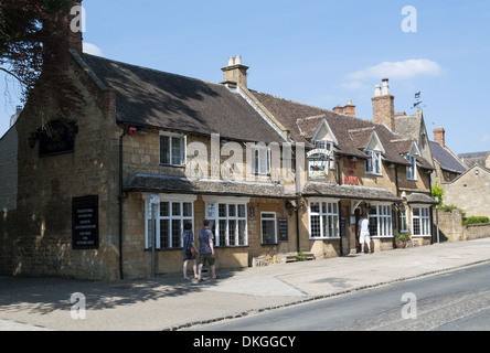 Il cavallo e cane, un secolo XVII Cotswold Inn si trova nel cuore dello splendido villaggio di Broadway, England, Regno Unito Foto Stock