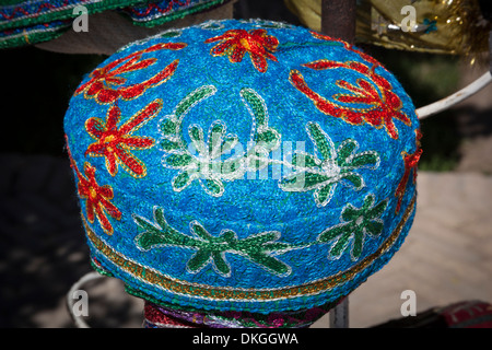 Colorato hat per la vendita, Khiva, Uzbekistan Foto Stock