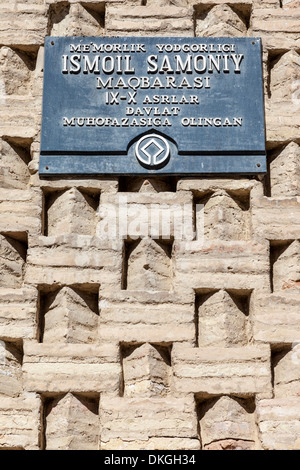 Mausoleo di Ismail Samani placca, noto anche come Ismoil Samoniy Maqbarasi e Mausoleo di Samanids, Bukhara, Uzbekistan Foto Stock
